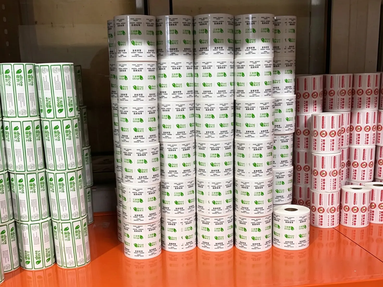 Hvordan forbedrer Xinsen Packagings højhastigheds-skærer effektiviteten af ​​produktionen af ​​forseglingsmærkater?